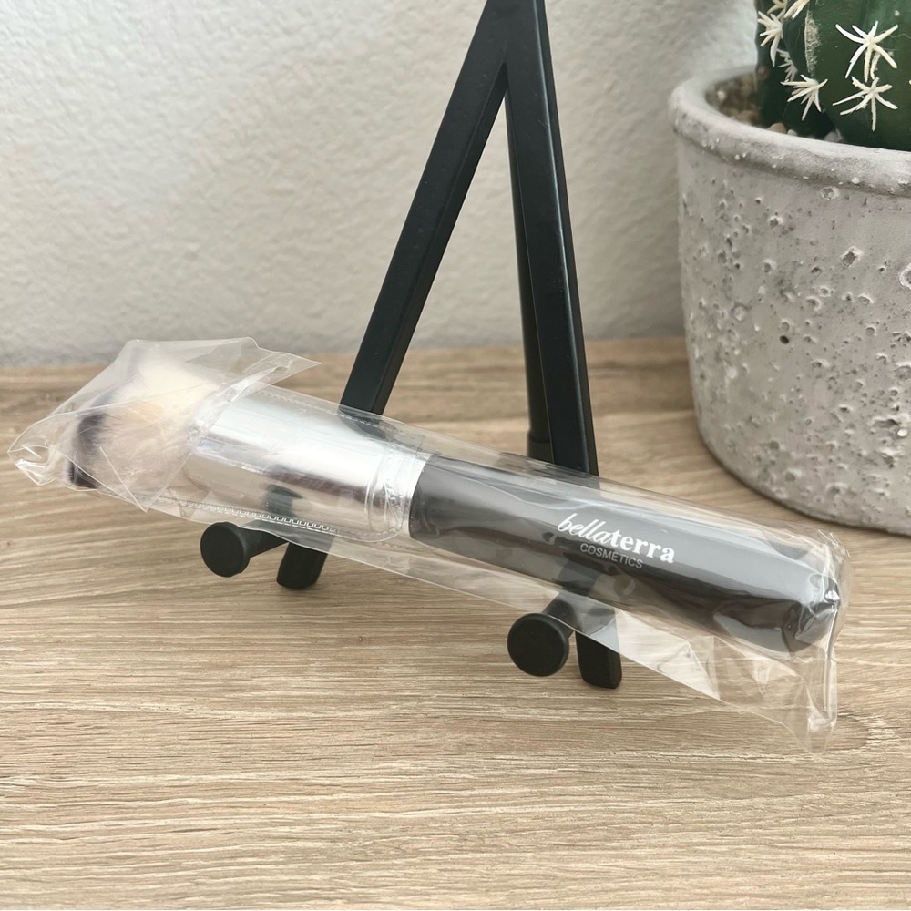 Bellaterra Cosmetics BB11 Bronzer Brush New Sealed Professional Makeup Tool